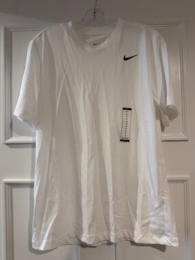 Nike White Short Sleeve T-Shirt with Black Swoosh New with Tags
